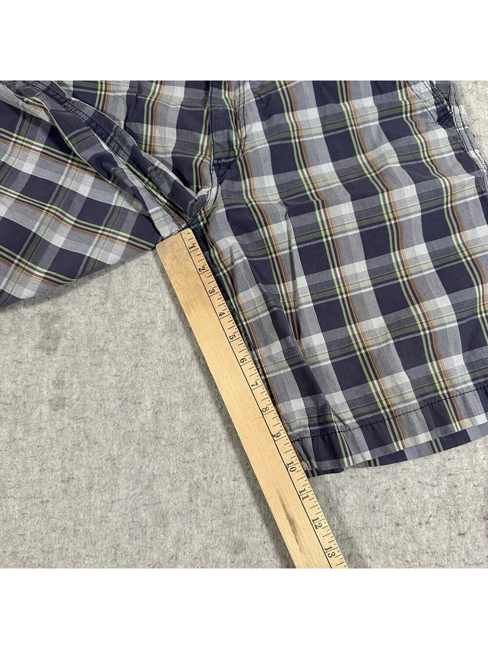 VINTAGE OLD NAVY PLAID CHINO SHORTS 32 Y2K